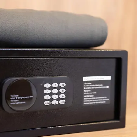 Ivory Seafront With Views!- Fl 19 By Homely