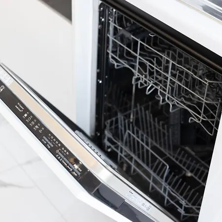 شقة Ivory Seafront With Views!- Fl 19 By Homely خليج سانت بول