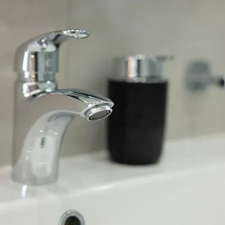 Ivory Seafront With Views!- Fl 19 By Homely *