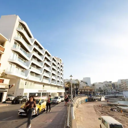 Ivory Seafront With Views!- Fl 19 By Homely