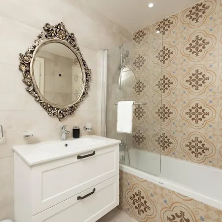 Ivory Seafront With Views!- Fl 19 By Homely Apartman